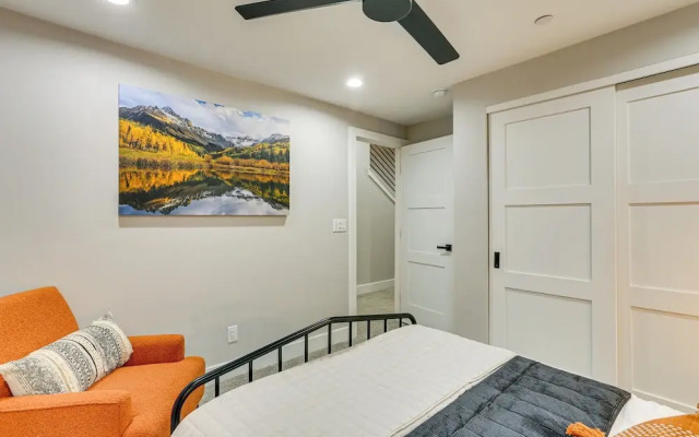 Hot Tub & Mtn-view Rooftop Deck: Golden Home