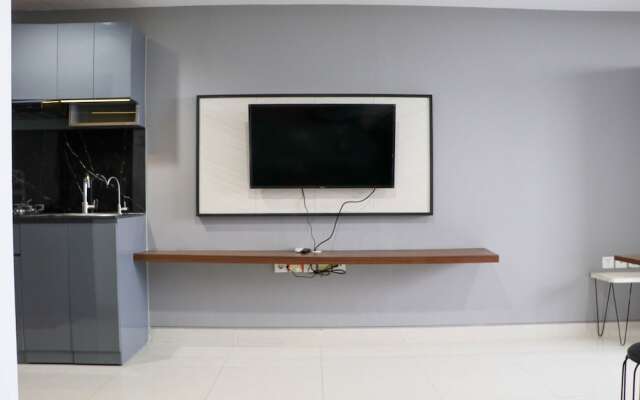Beautiful Pool View Homey Spacious Studio At West Vista Apartment