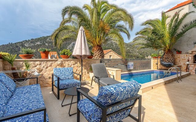 Villa Capitis in the Centre with luxury pool