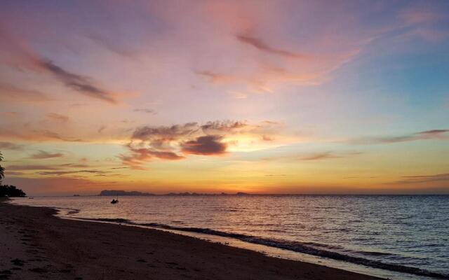 Beachside 3-bedroom Townhouse w Private Pool at 70 Meters From Beach