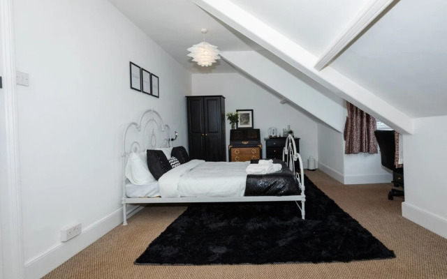 5-bed House With Distant sea Views in Plymouth