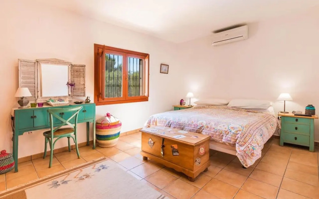 Fanila in J vea With 4 Bedrooms and 3 Bathrooms