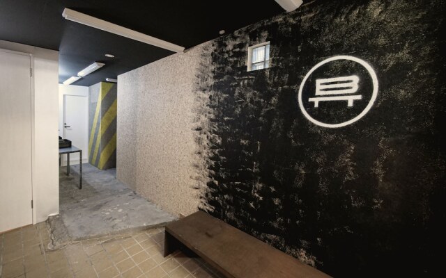 BENCH - Hostel