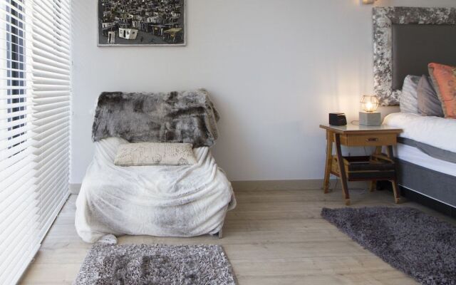 Trendy 1-BR City Center Apt