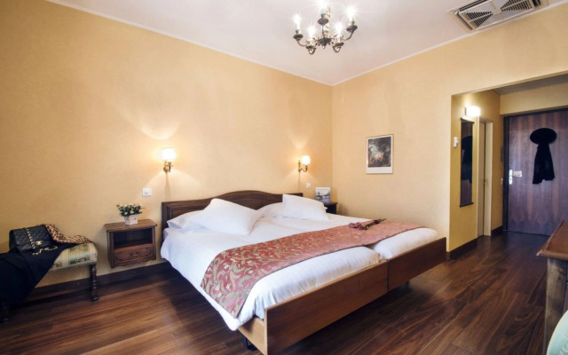 International au Lac Historic Lakeside Hotel