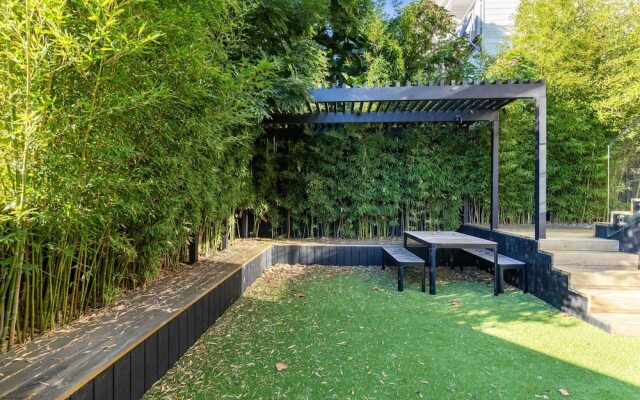 High-end 3BR House - Skytower View