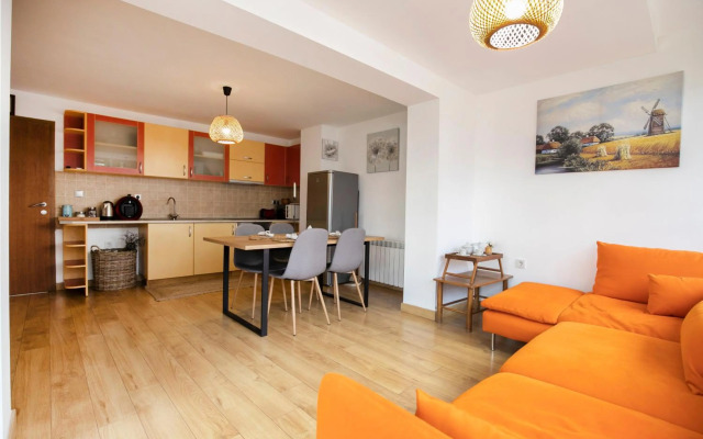 Cozy Apartment with Mountain View & Parking