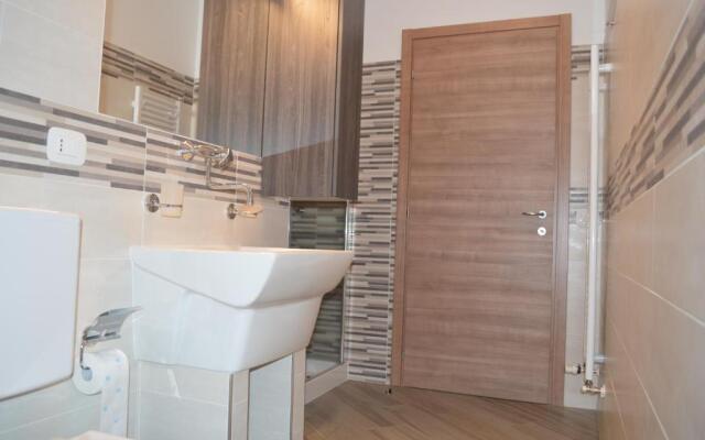 Parravicini Red Flower apartment