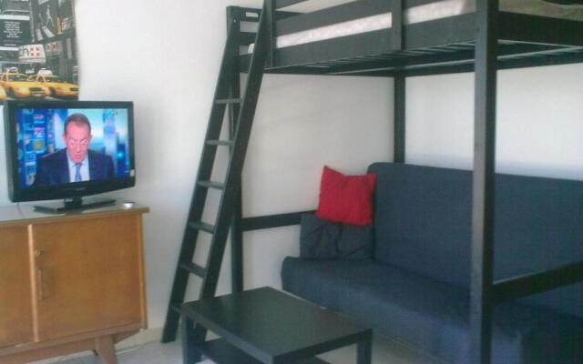 STUDIO CLIMATISE. Proche parking, commerces et mer