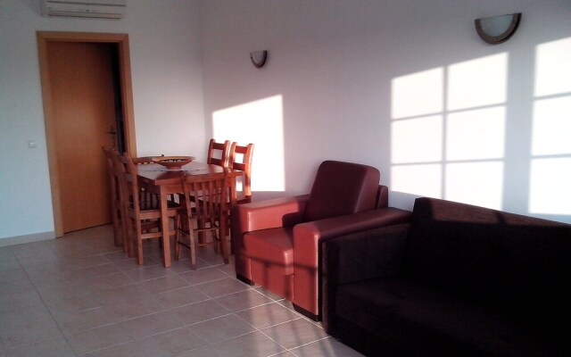 Charming 2-bed Apartment in Olhos de Água