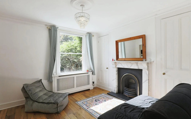 Stunning 4 Bed Semi-detached Home With Ample Space