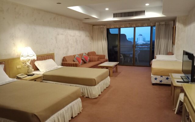 Cha-Am Grand Condotel