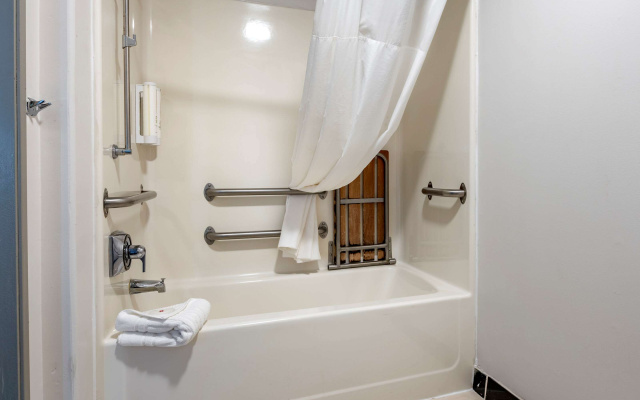 Clarion Pointe Indianapolis Airport