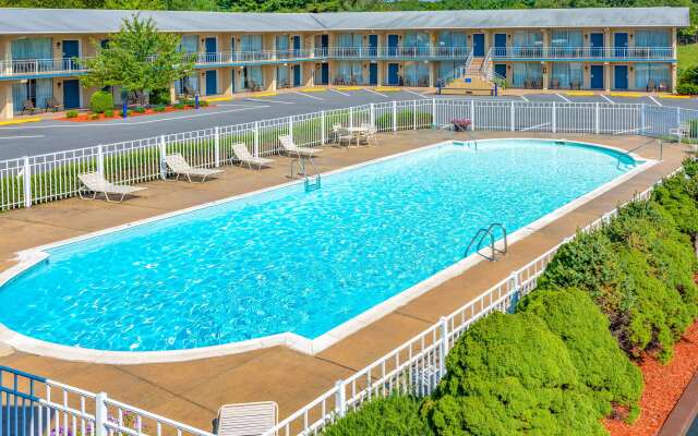 Days Inn by Wyndham Breezewood