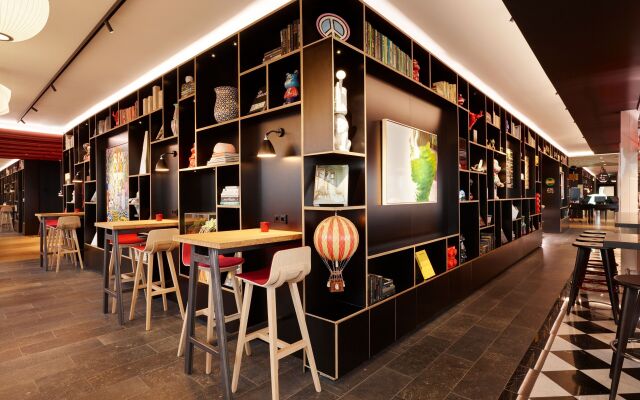 citizenM Los Angeles Downtown