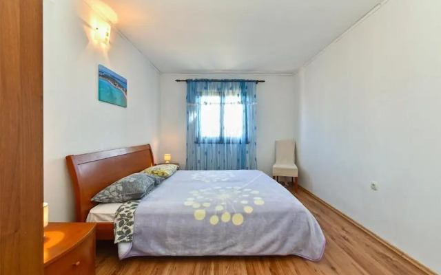 Stylish Family Retreat With Shared Pool