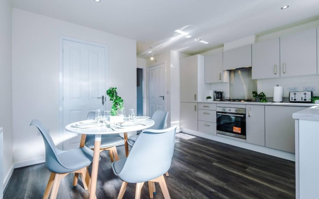 Stunning 2-bed House in Manchester With Canal View