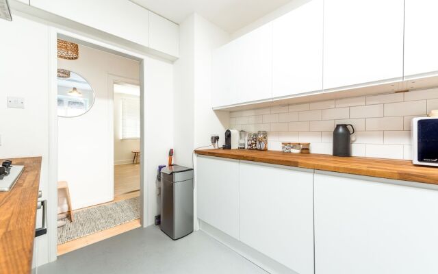 Sensational Southfields Home by King George's Park