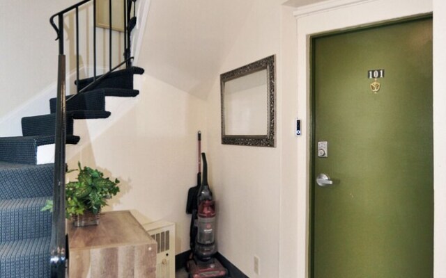 CH5 & CH7 - Majestic View Fully Furnished 1BR Dog Ok