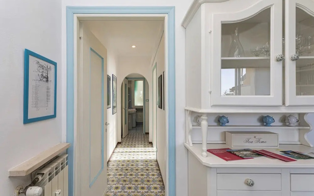 La Poetessa With Pool