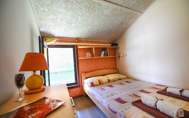 San Art Floating Hostel & Apartments