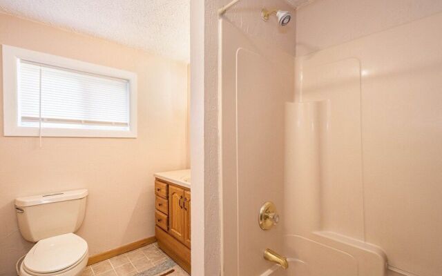 Cabin at Slope's Edge