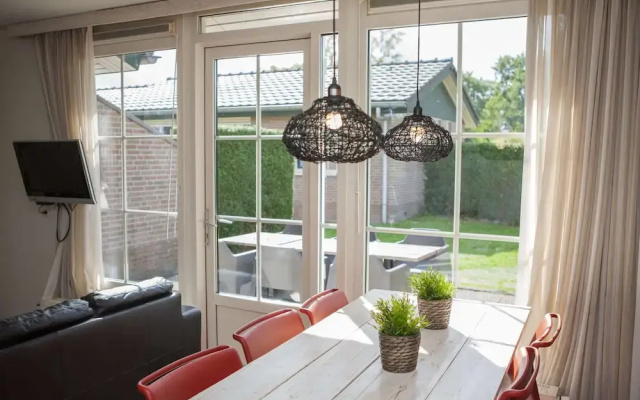 Detached Combined Bungalow with Garden near Veluwe