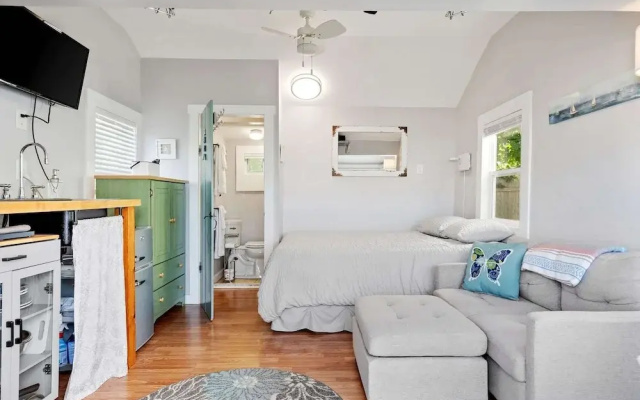 Just Beachy Charming Studio!