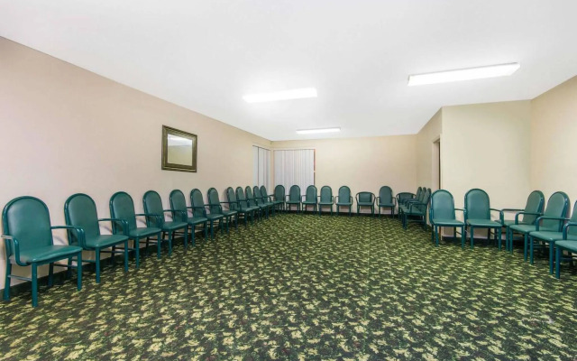 Blue Way Inn & Suites Wichita East