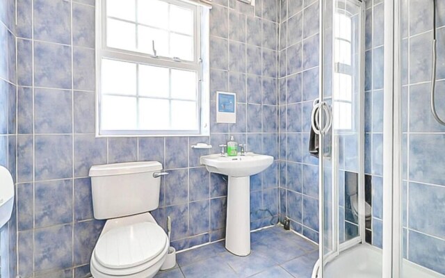 Stunning 7-bed Detached House in Luton With Parkin