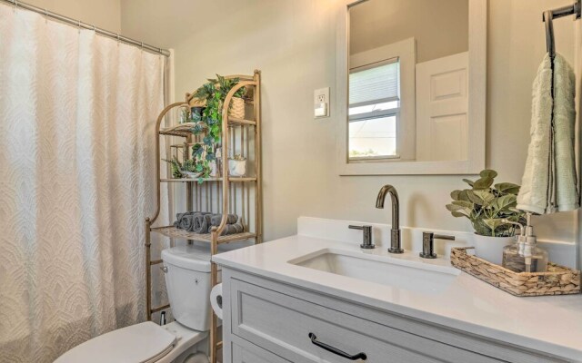 Quaint + Cozy Indianapolis Getaway w/ Yard!