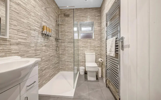 Spacious 4 Bedroom 4 Bath-free Parking Great Links