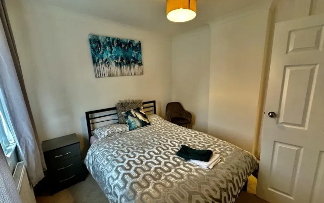 Leeds - 3 Bedrooms - 1bathroom - Parking - Wifi