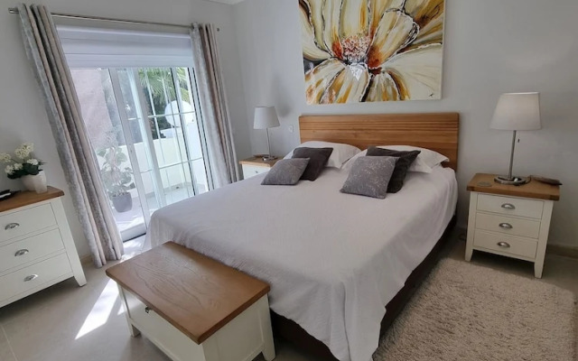 Beautiful 2-bed Villa in Quinta do Lago With Pool