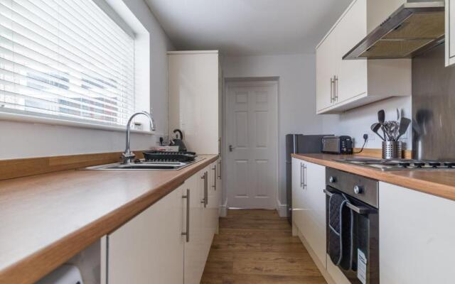 East House-sleeps 5-pet Friendly-garden - Parking