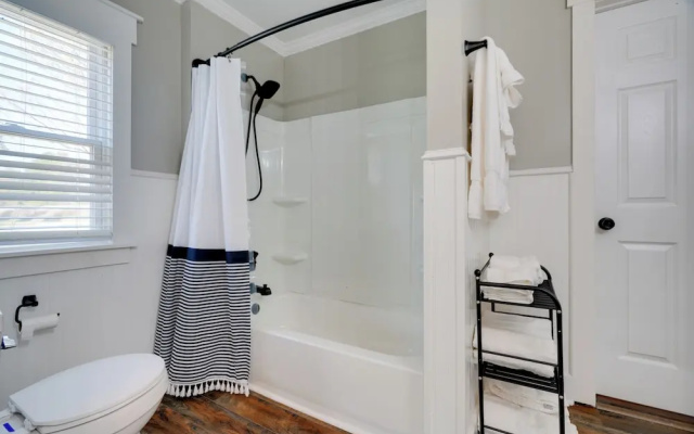 Cozy Blackstone Getaway < 2 Mi to Downtown!