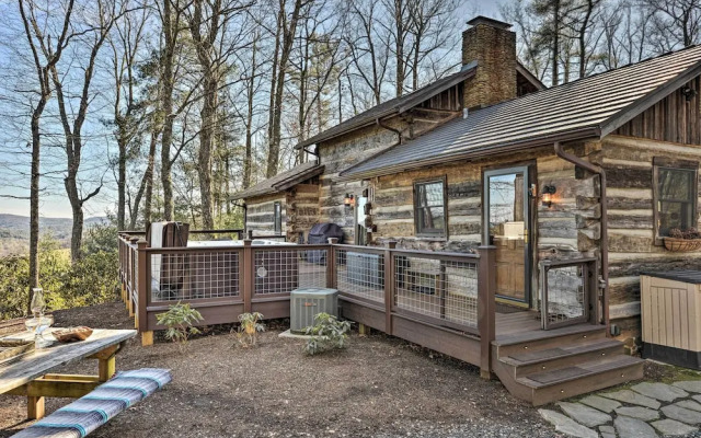Cabin Near Boone w/ Hot Tub & Mountain Views