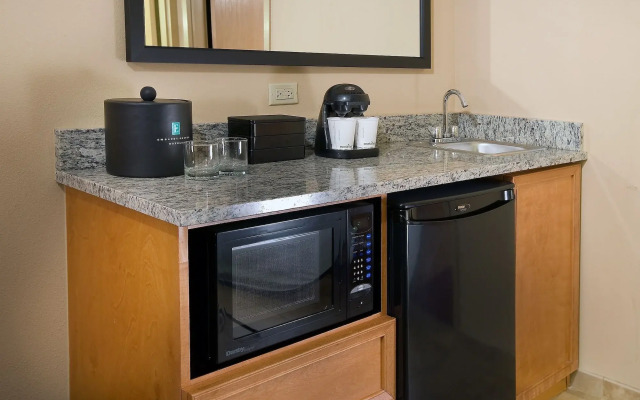 Embassy Suites by Hilton Kansas City International Airport