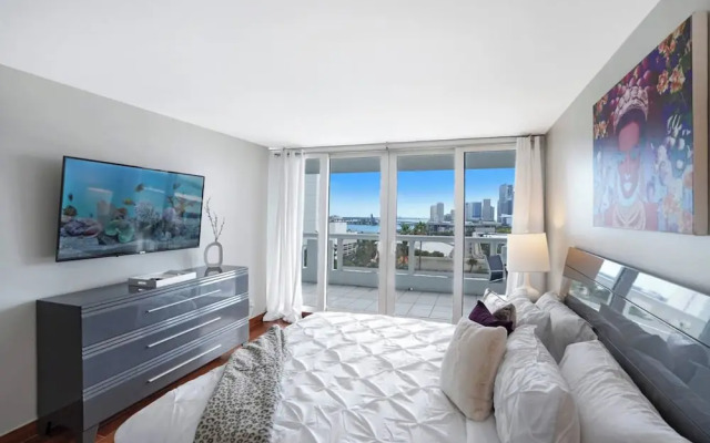 Bay Overlooking Condo With Balcony