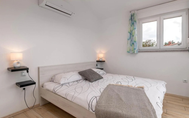 Nice Home in Valtura with Hot Tub & 4 Bedrooms