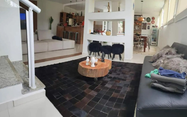 Casa com piscina e churrasqueira em Massaguaçu SP