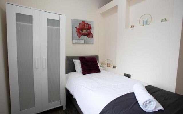 Modern Stays @ Kippax House (6 Bedrooms, 7 Beds, Sleeps 13, Free Parking)