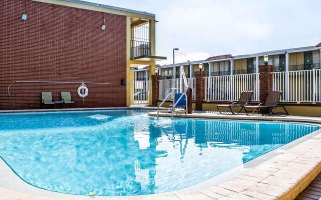 Quality Inn Airport - Cruise Port