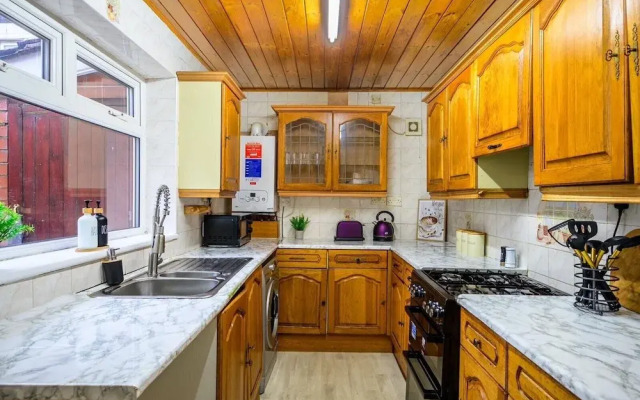 Rochdale Retreat - Spacious 4-bed House 8 Beds