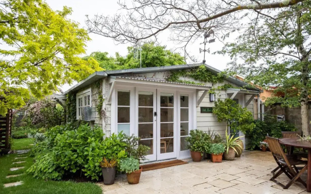 Silk Tree Studio - Steps to Cook Park - Central