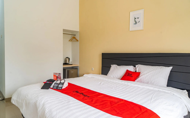 Formerly Reddoorz Plus Near Teras Kota 3 – Guest Rooms – South Tangerang