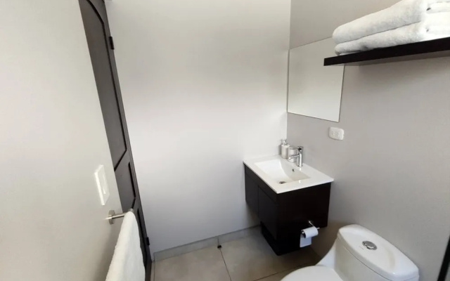 #1 New & Modern 2 bed Suite With Shared Pool