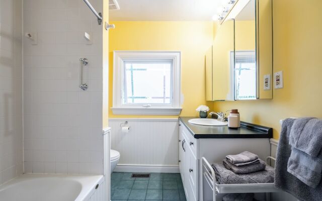 Cozy Houses in Downtown Toronto by GLOBALSTAY