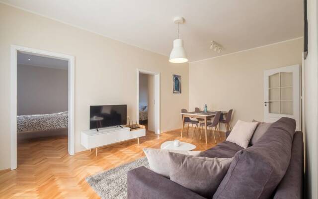 FM Deluxe 2-BDR Apartment with Balcony - Zaimov Park
