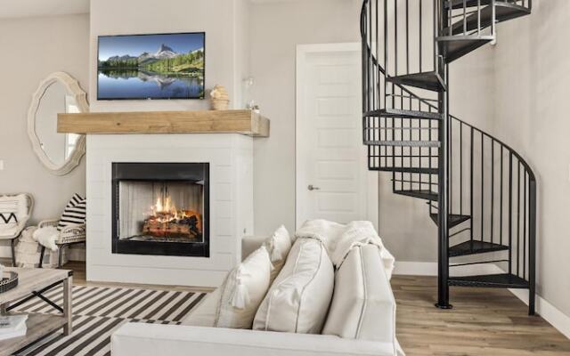 The Dogwood · Luxury Hot Tub· Lake Front Access ·